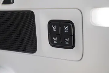 Panel de control con botones de funciones accesibles y diseño moderno.