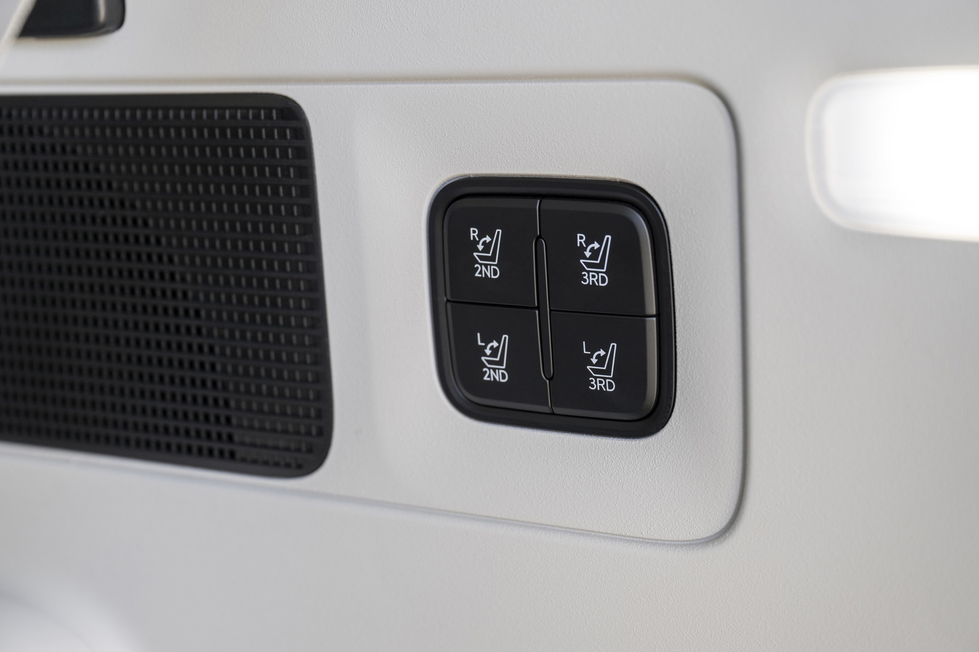 Panel de control con botones de funciones accesibles y diseño moderno.