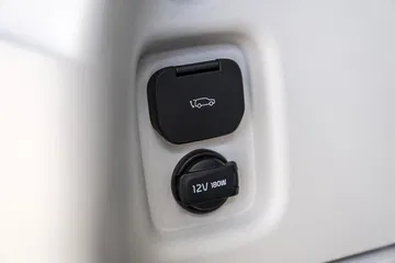 Detalle de los controles de funciones eléctricas en el SUV. Ideal para la comodidad y la modernidad.