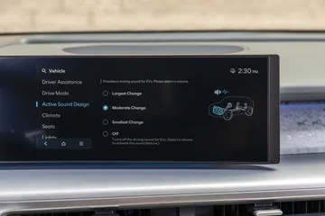 Pantalla central de alta definición con diversas opciones de configuración para el conductor.