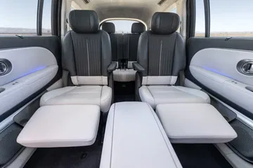 Interior espacioso y cómodo, ideal para largos viajes familiares.