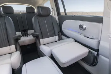 Asientos cómodos y espaciosos, ideales para viajes familiares.