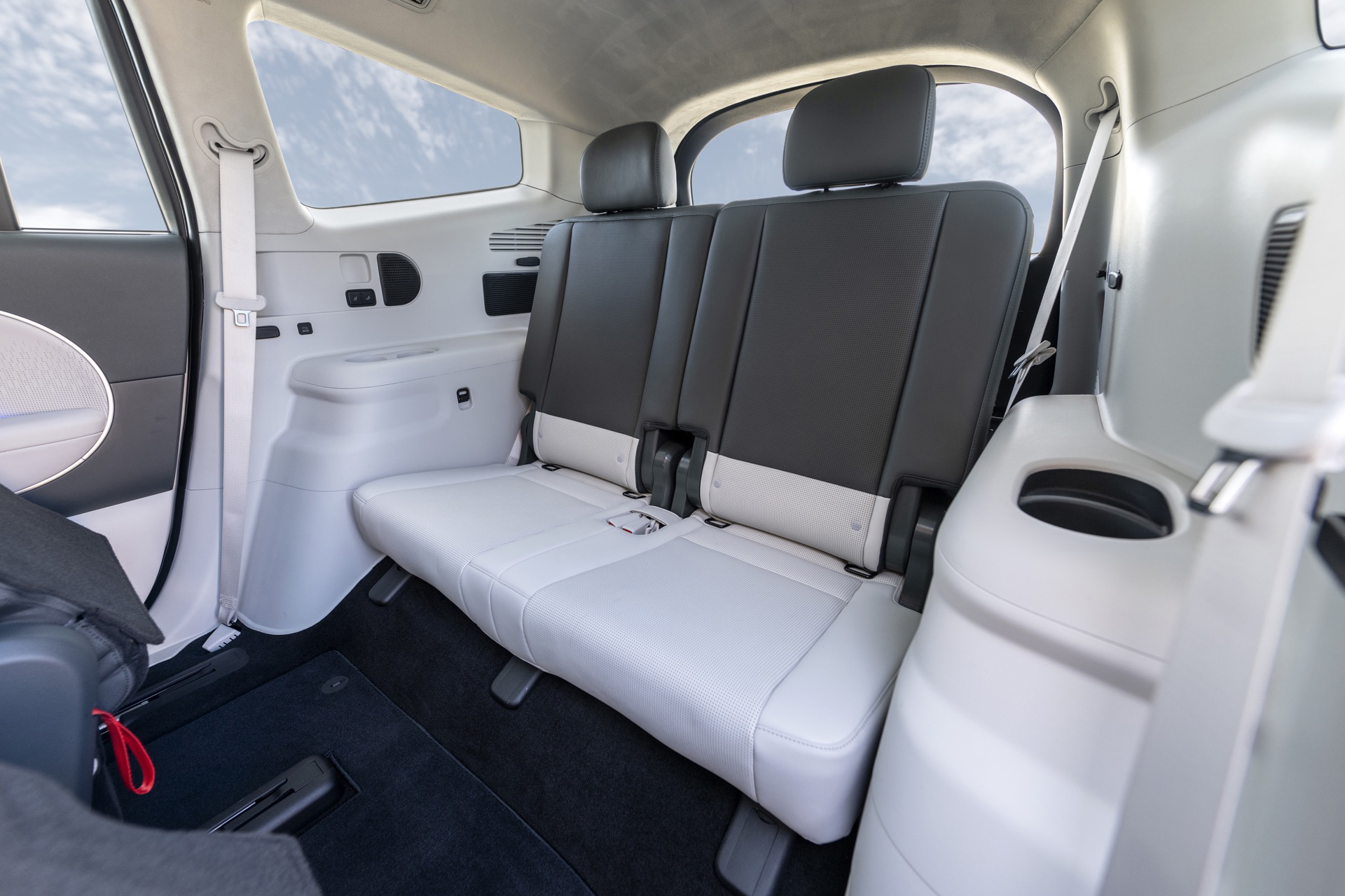 El Hyundai Ioniq 9 muestra su amplia y cómoda fila trasera, ideal para familias.