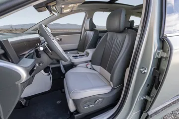 El Hyundai Ioniq 9 2025 ofrece un interior sofisticado y espacioso, ideal para viajes familiares.