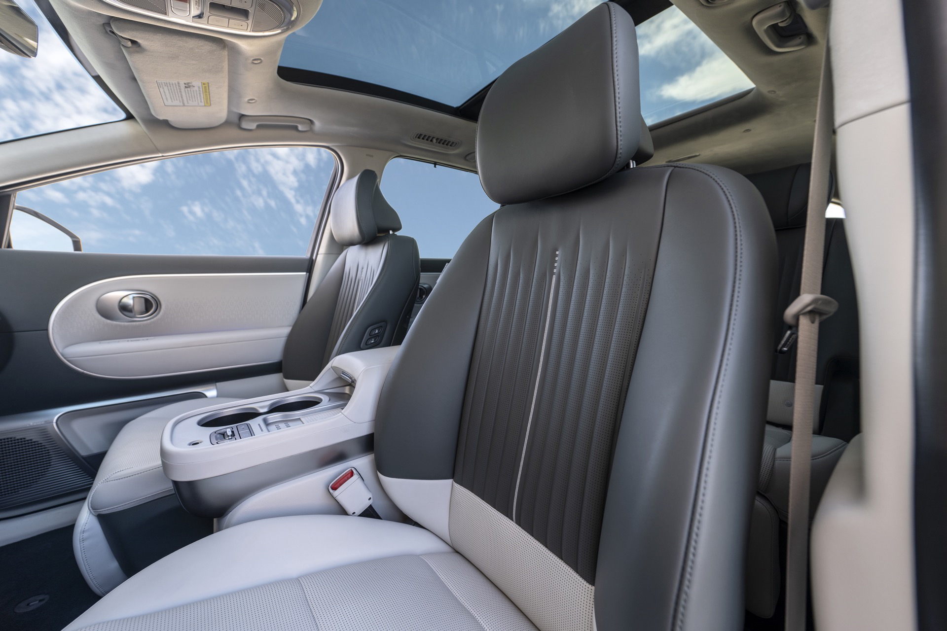 Asientos cómodos y espaciosos, ideales para viajes familiares.