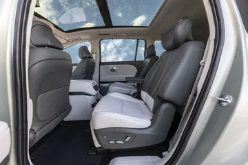 Amplio espacio interior con asientos cómodos, ideal para viajes familiares.