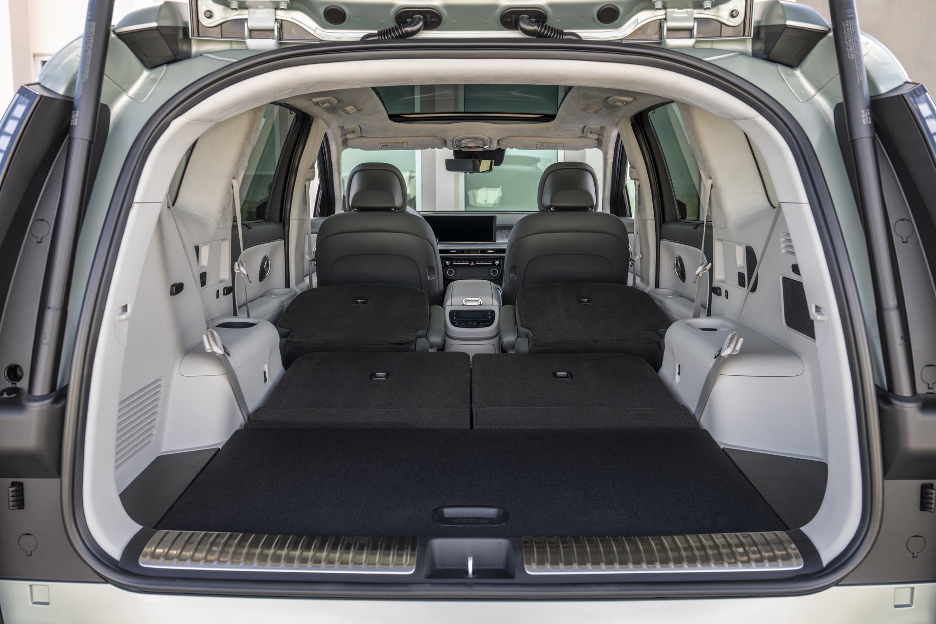 El maletero del Hyundai Ioniq 9 muestra un amplio espacio ideal para familias.