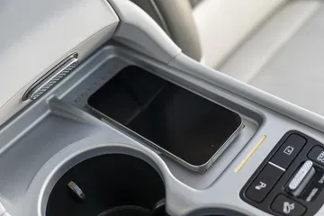 Espacio práctico para dispositivos móviles en el interior, resaltando la funcionalidad.