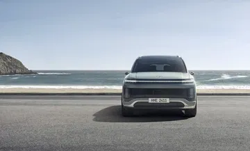 El Hyundai Ioniq 9 2025 destaca por su diseño moderno y líneas elegantes.