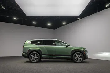 El Hyundai Ioniq 9 2025 destaca por su diseño moderno y espacioso, ideal para familias.