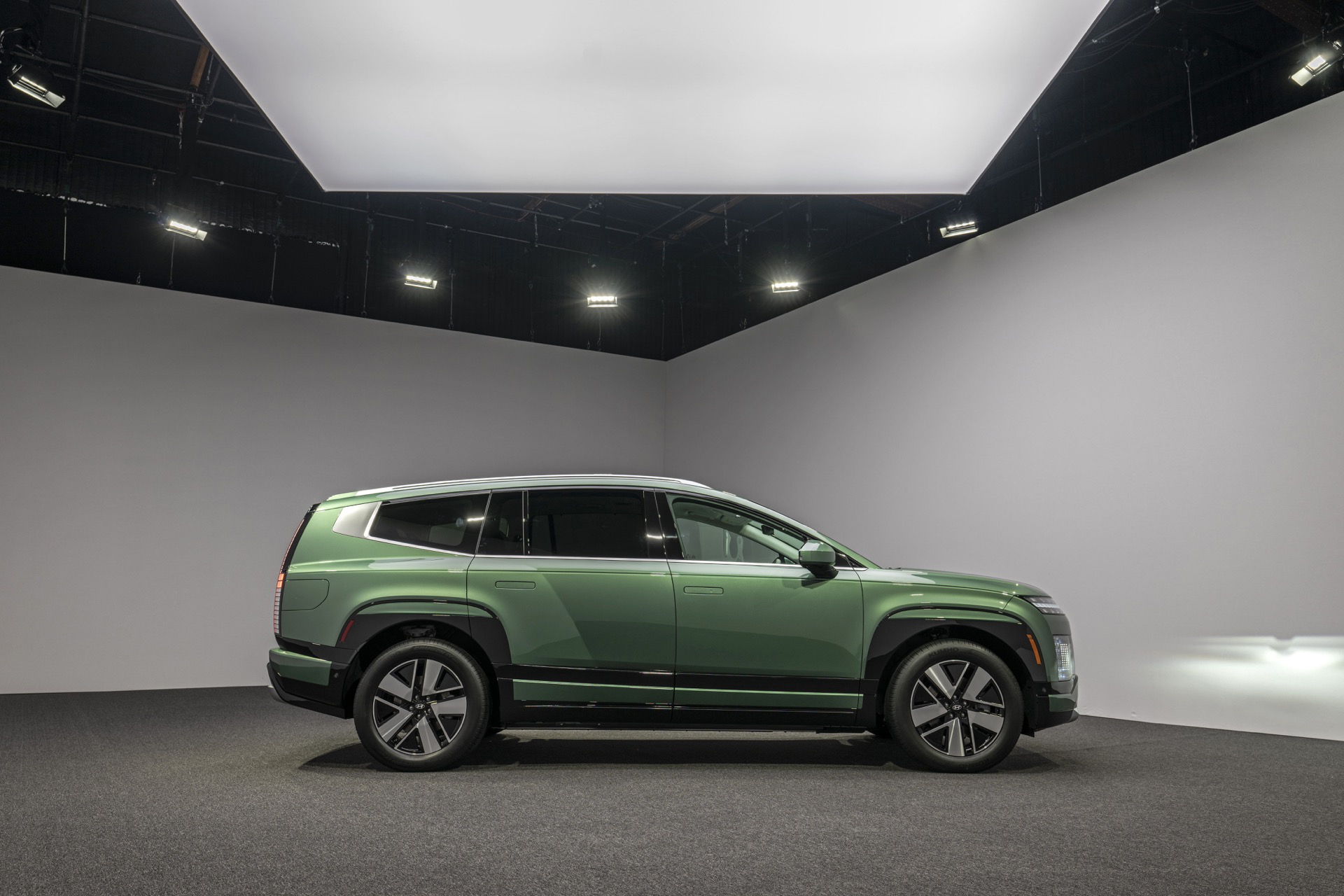 El Hyundai Ioniq 9 2025 destaca por su diseño moderno y espacioso, ideal para familias.