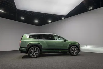 El Hyundai Ioniq 9 2025 destaca por su diseño moderno y espacioso, ideal para familias.