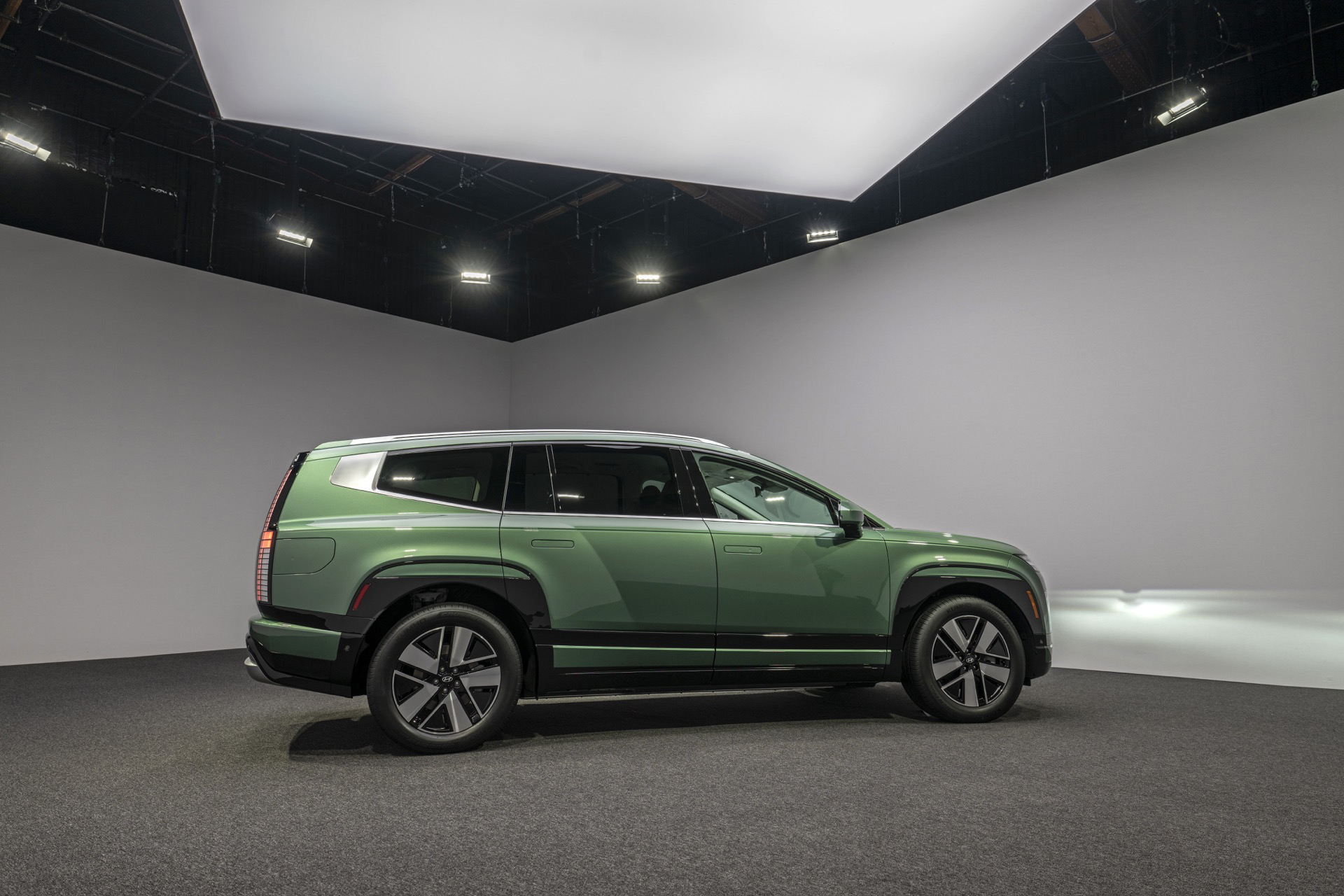 El Hyundai Ioniq 9 2025 destaca por su diseño moderno y espacioso, ideal para familias.