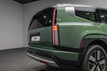 El Hyundai Ioniq 9 destaca por su diseño moderno y espacioso, ideal para familias.