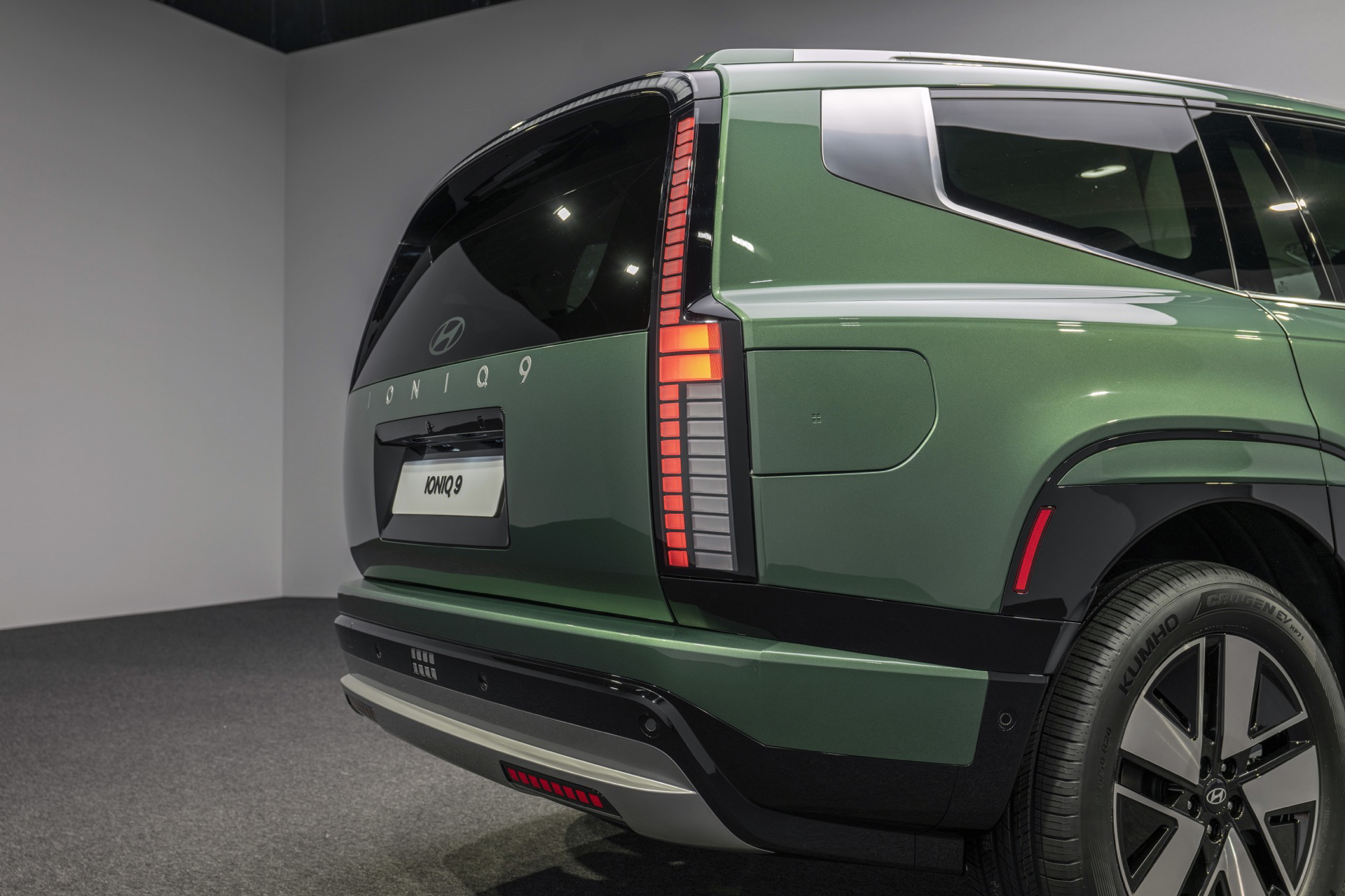 El Hyundai Ioniq 9 destaca por su diseño moderno y espacioso, ideal para familias.