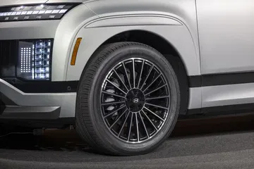 Vista del diseño moderno y aerodinámico del Hyundai Ioniq 9, ideal para familias y viajes.