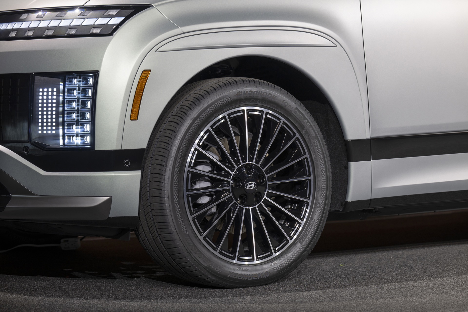 Vista del diseño moderno y aerodinámico del Hyundai Ioniq 9, ideal para familias y viajes.