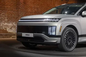 El Hyundai Ioniq 9 destaca por su diseño vanguardista y sofisticado. Su frente audaz y líneas limpias lo hacen inconfundible.