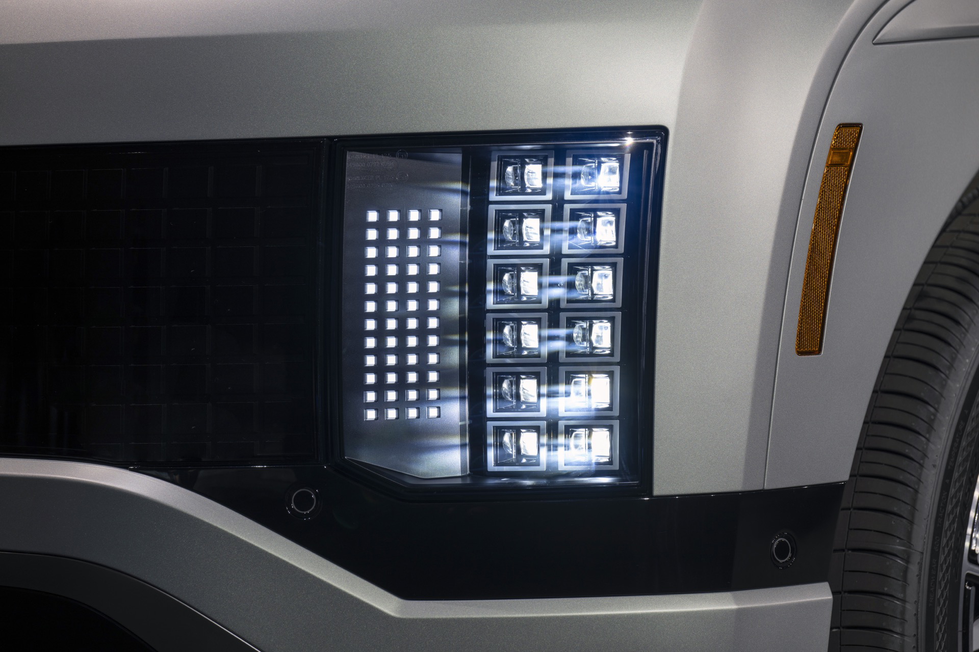 Iluminación sofisticada en el Hyundai Ioniq 9, resaltando su modernidad.