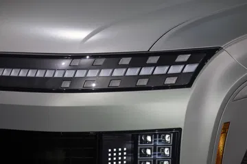 Detalle del diseño de los faros, reflejando tecnología avanzada.