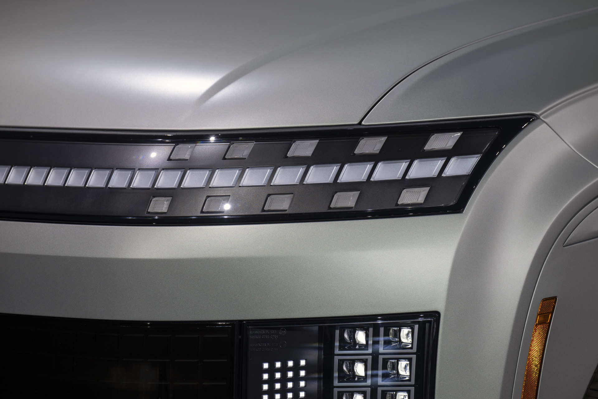 Detalle del diseño de los faros, reflejando tecnología avanzada.