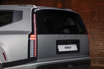 Vista lateral trasera del Hyundai Ioniq 9, destacando su diseño moderno y amplio espacio.