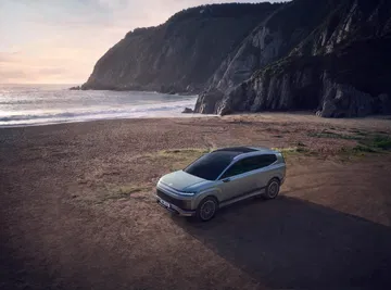 El SUV familiar de Hyundai destaca por su amplitud y confort para viajes largos.