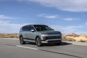 El Hyundai Ioniq 9 2025 es un SUV familiar con diseño audaz y moderno.