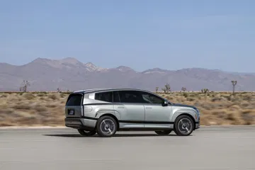 El Hyundai Ioniq 9 2025 presenta un diseño elegante y moderno, ideal para familias numerosas.