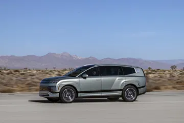 El SUV familiar de Hyundai ofrece un diseño espacioso y versátil. Ideal para viajes y cómodo para 7 pasajeros.