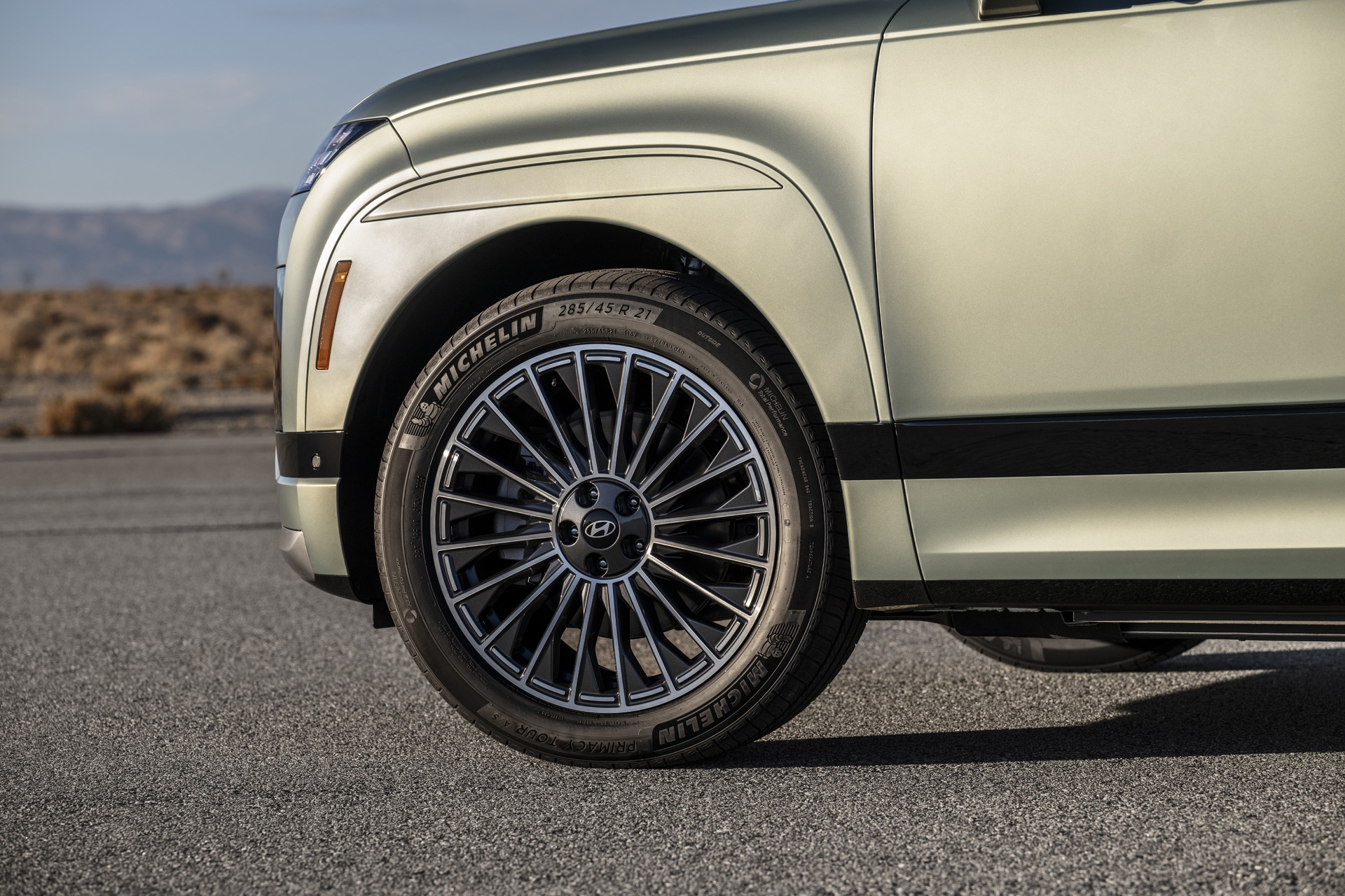 Detalle de la cubierta del neumático del Hyundai Ioniq 9, un diseño aerodinámico y estilizado.