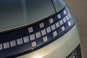 Vista del panel trasero con tecnología de iluminación avanzada, ideal para viajes familiares.