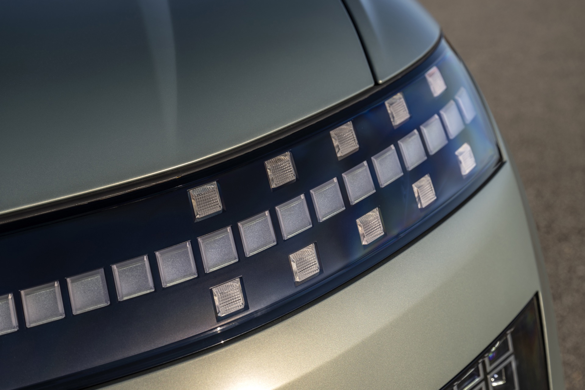 Vista del panel trasero con tecnología de iluminación avanzada, ideal para viajes familiares.