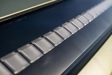 Vista detallada del panel central del Hyundai Ioniq 9, destacando su diseño innovador.