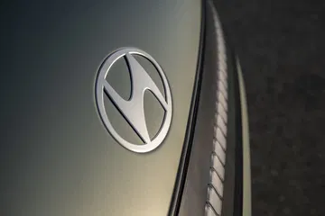 El logotipo de Hyundai destaca en el diseño elegante del Ioniq 9.