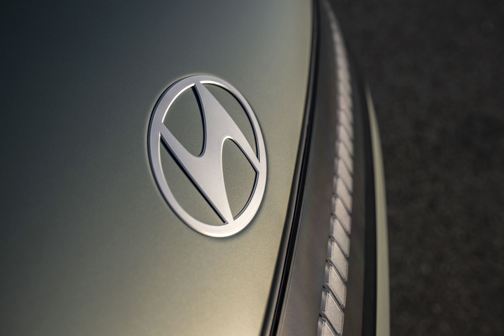 El logotipo de Hyundai destaca en el diseño elegante del Ioniq 9.