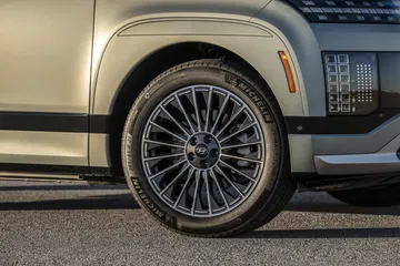 Detalle del diseño de la llanta del Hyundai Ioniq 9 2025.