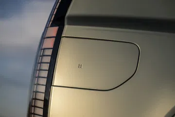 Detalle de la parte trasera con diseño aerodinámico y espacio optimizado.