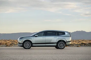 El Ioniq 9 2025 ofrece un diseño moderno y espacioso para familias. Ideal para viajes largos.