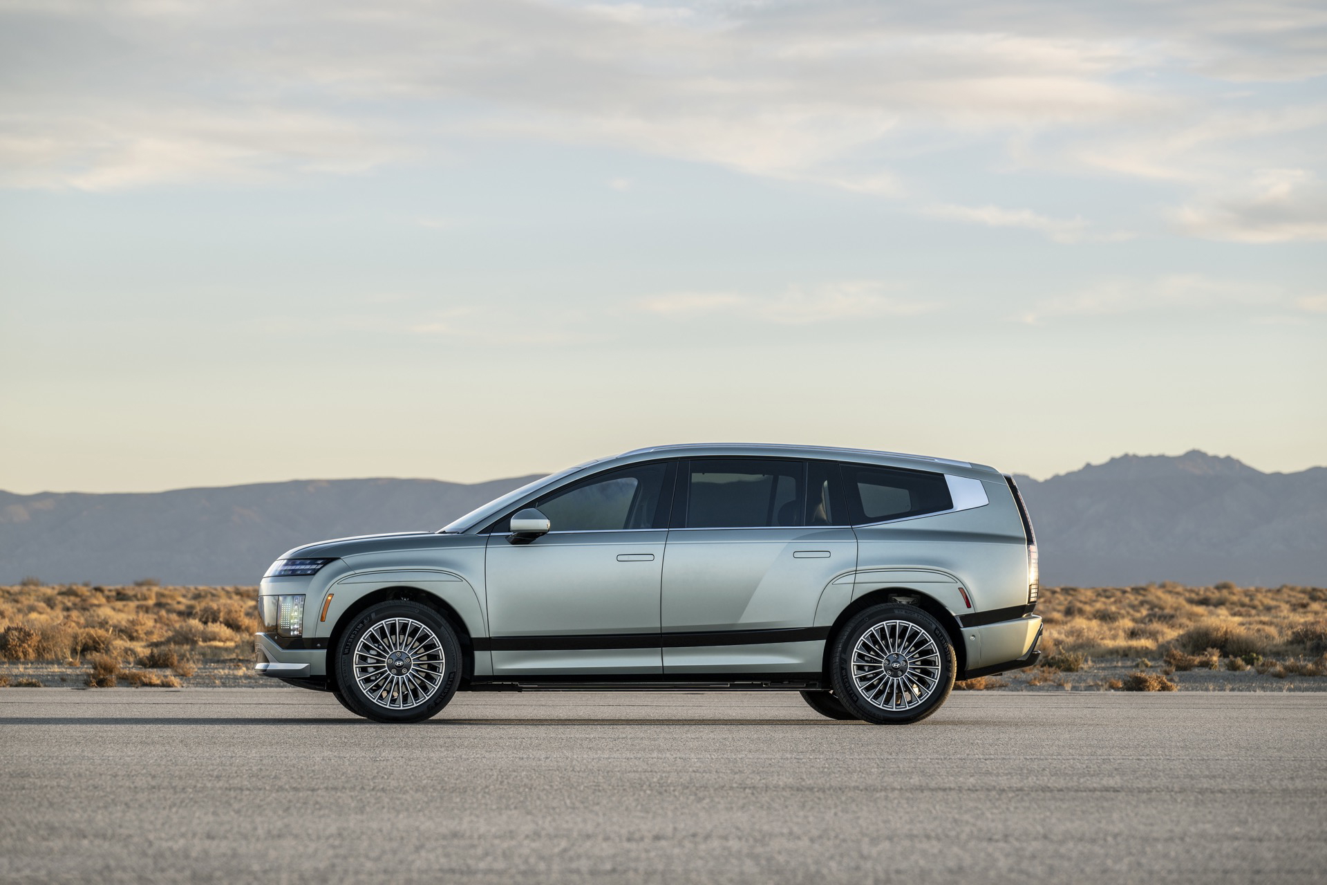 El Ioniq 9 2025 ofrece un diseño moderno y espacioso para familias. Ideal para viajes largos.