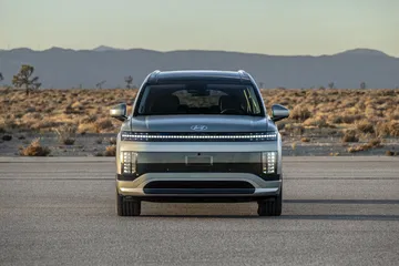 El nuevo Ioniq 9 se presenta con un diseño futurista y amplio espacio interior.