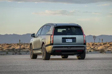 Vista trasera del Hyundai Ioniq 9, un SUV familiar con capacidad para 7 personas.