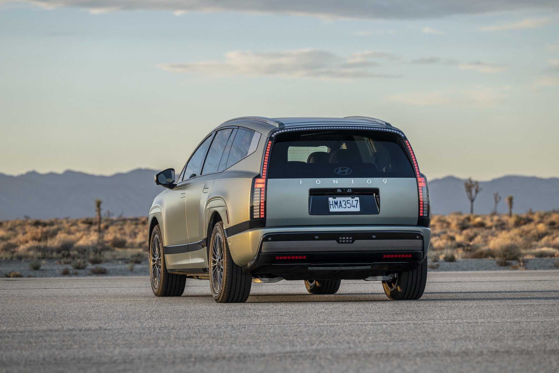 Vista trasera del Hyundai Ioniq 9, un SUV familiar con capacidad para 7 personas.