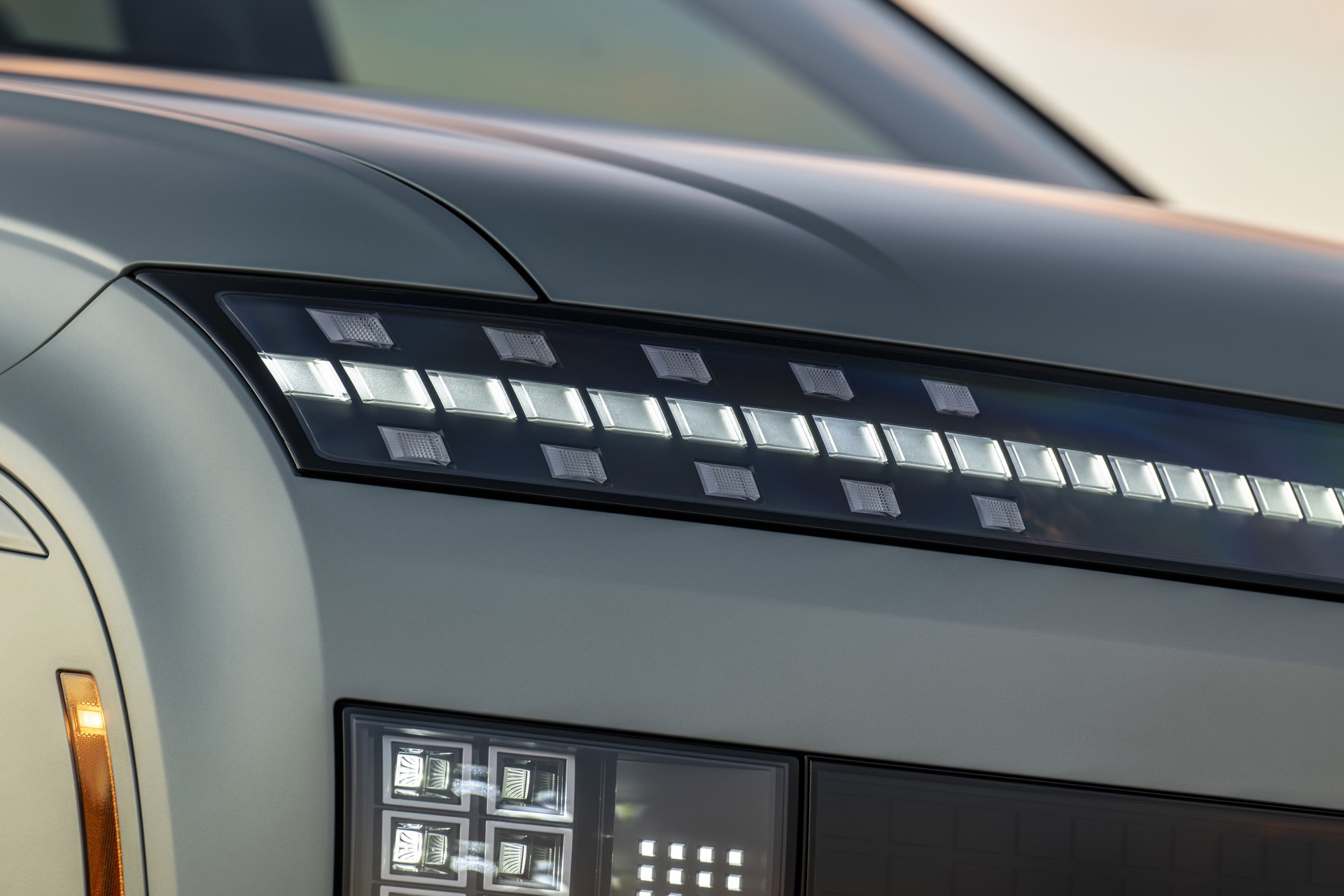 Vista detallada del panel de control, mostrando tecnología avanzada y acabado de lujo.