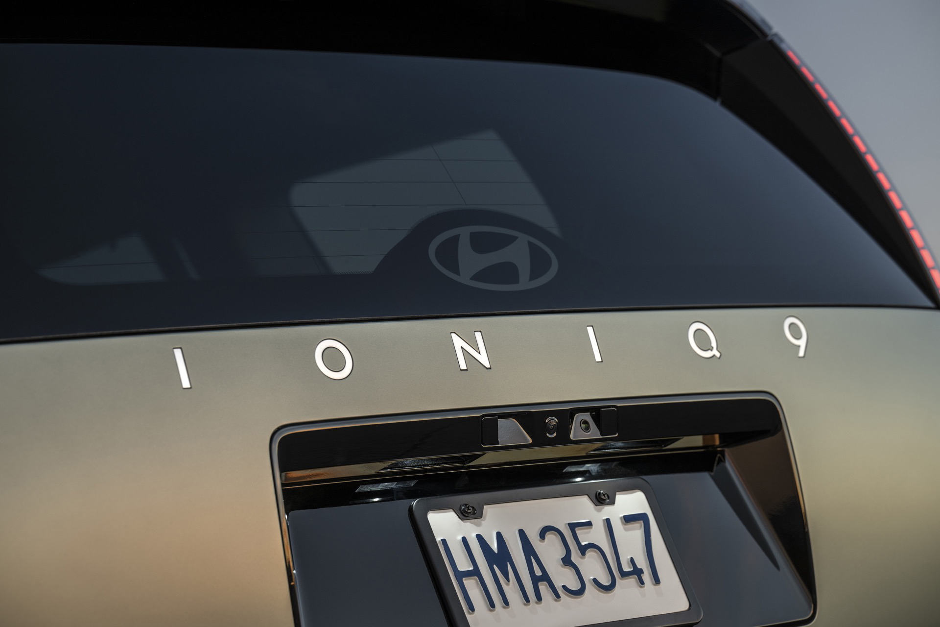 Vista del logo y nombre del modelo Ioniq 9, destacando la elegancia y modernidad del diseño.