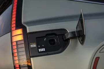 El SUV familiar de Hyundai destaca por su tecnología avanzada y espacio interior.