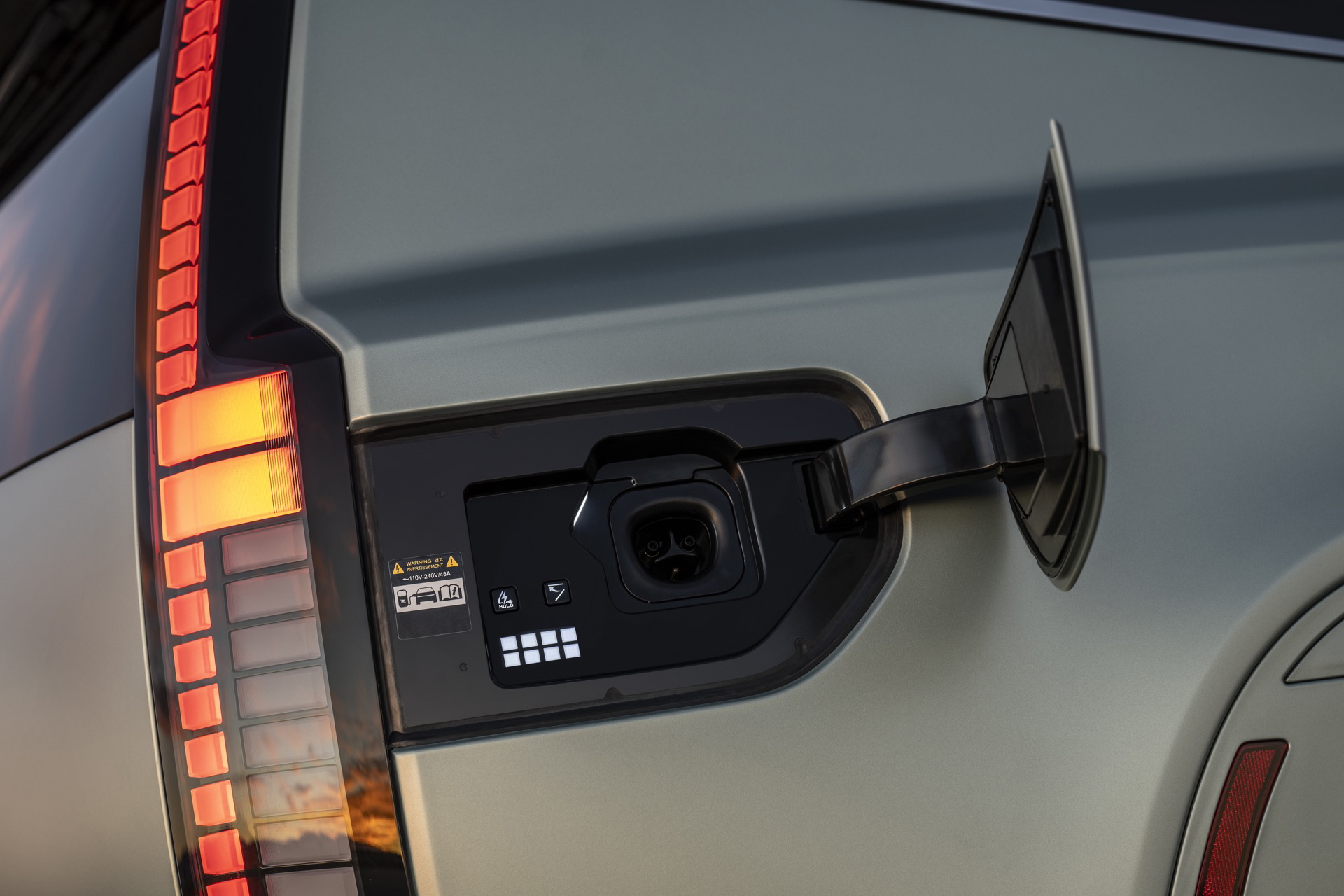 El SUV familiar de Hyundai destaca por su tecnología avanzada y espacio interior.