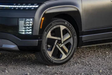 Vista del diseño de llanta y faros del Hyundai Ioniq 9 2025.