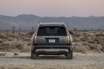 Vista trasera del Hyundai Ioniq 9, un SUV pensado para el confort familiar.