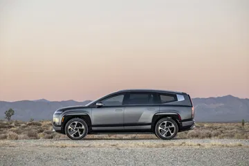 El Hyundai Ioniq 9 es un SUV espacioso y familiar, ideal para viajes con capacidad para 7.